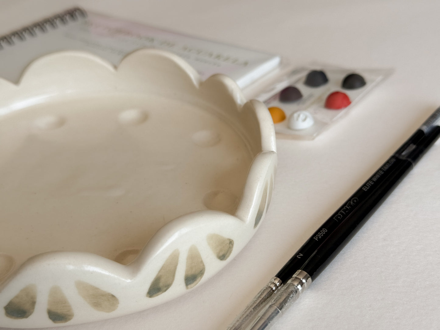 Kit floral (sketchbook + acuarelas + pinceles + godete edición limitada)